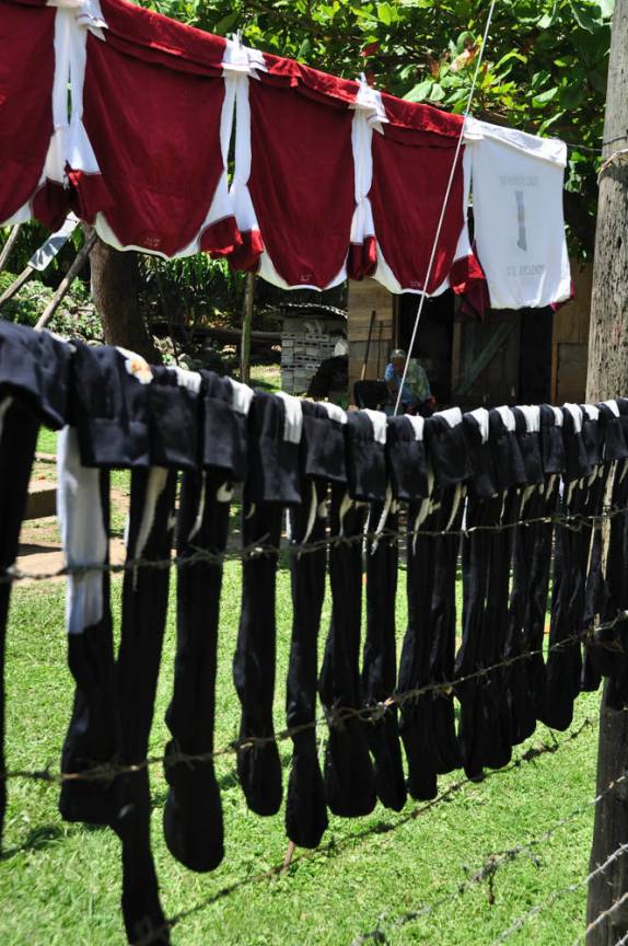 Toda a roupa de um time de futebol seca no varal de uma casa no meio do campo, perto do lago Yojoa, região central de Honduras